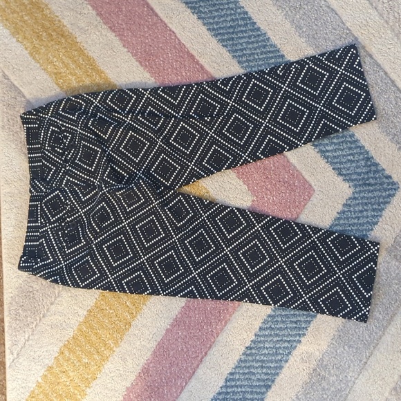 5/$25🌻 Patterned Capris - Picture 2 of 6